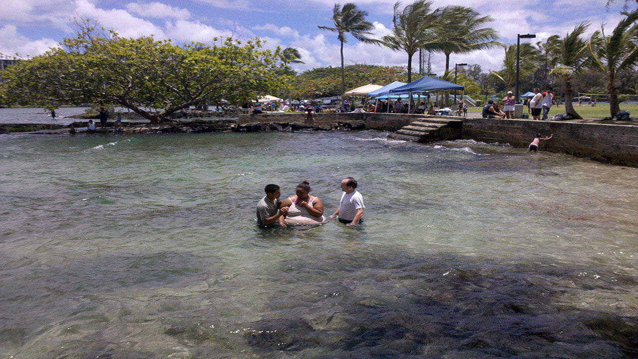Hawaiian Pastor DeSagun Baptizes in the World's Biggest Baptistry!